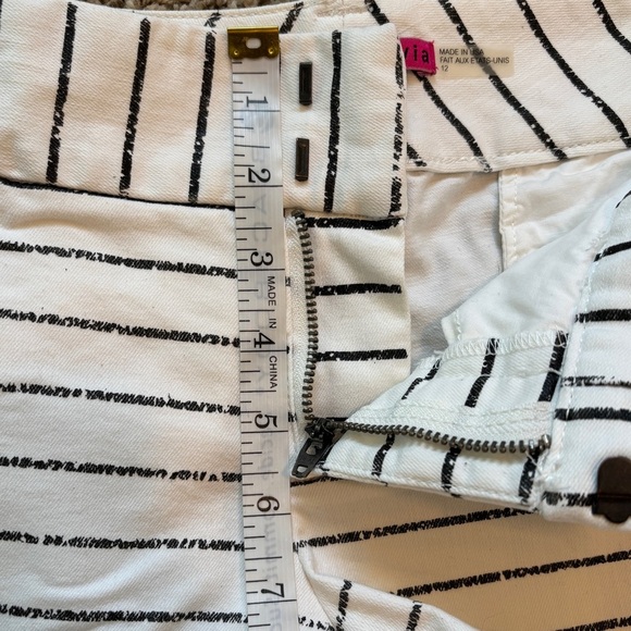 Alice + Olivia Striped Mid-Rise Cuffed Shorts Woman’s Size 12 - Picture 10 of 10